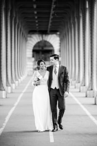 Séance couple lors d'un mariage au pont de Bir-Hakeim à Paris